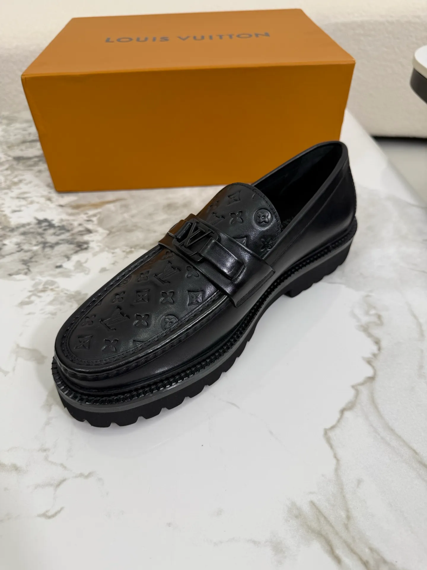[L Family] Top P: 800💰 ▪️Size: 39-44 (38.45 custom-made) The top male god leather shoes Lv series are sold at the same time with original factory configuration, original cowhide fabric imported from Italy, soft and comfortable, imported water-dyed cow lining, soles: original ultra-light French foam outsole super comfortable, original factory with single goods 🔍🔍high quality, can be entered and exited at will, welcome to compare and synchronize.